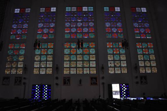 O belo interior da catedral de Cuiabá, capital do Mato Grosso